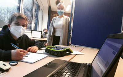 Schülerinnen und Schüler lernen in drei Modellen